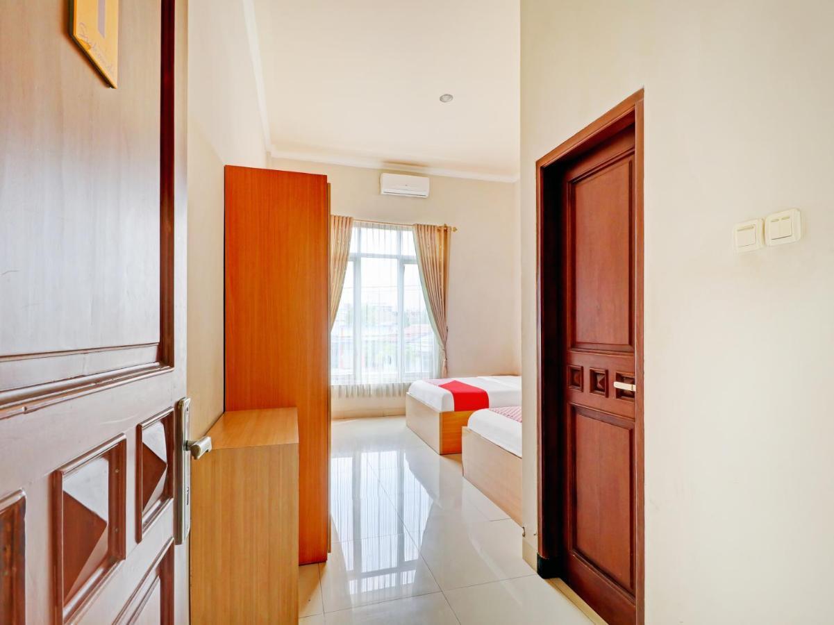 Oyo 90347 Hotel Srikandi Syariah 打横 外观 照片